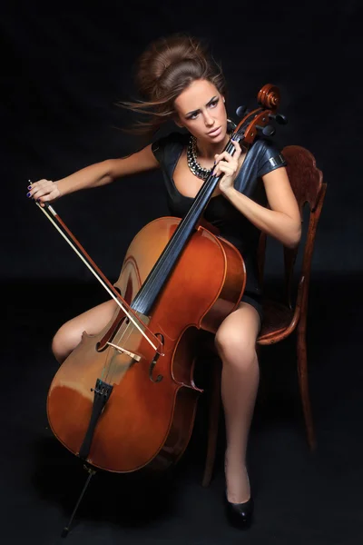 Bela músico feminino tocando um violoncelo . — Fotografia de Stock