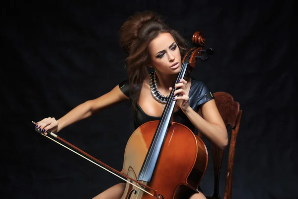 Mooie vrouwelijke musicus spelen een cello. — Stockfoto