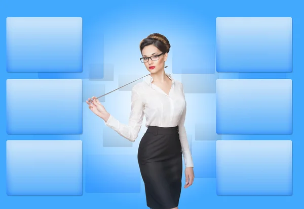 Kvinna som arbetar med virtuell skärm — Stockfoto