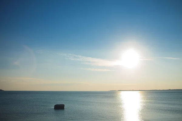 Morze i niebo podczas zachodem słońca. Seascape jasny — Zdjęcie stockowe