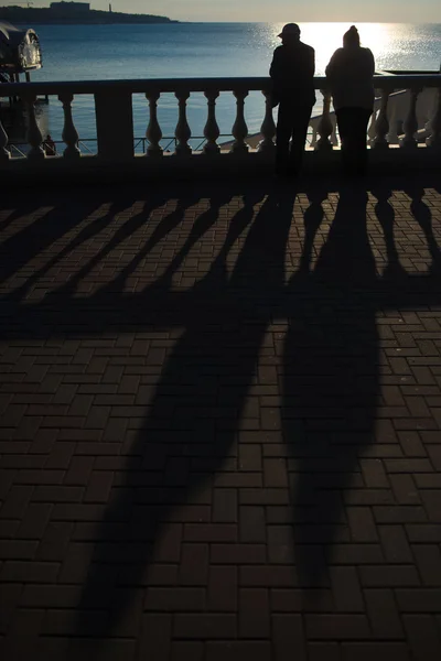 Silhouettes de personnes sur le front de mer . — Photo