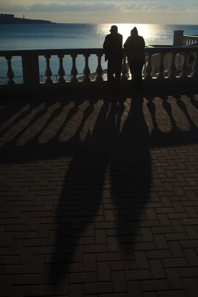 Silhouettes de personnes sur le front de mer . — Photo
