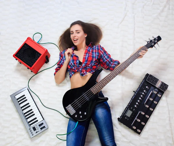 Dziewczyna leży na podłodze z gitara basowa — Zdjęcie stockowe