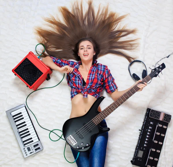 ベースギターで床に横たわった少女 — ストック写真