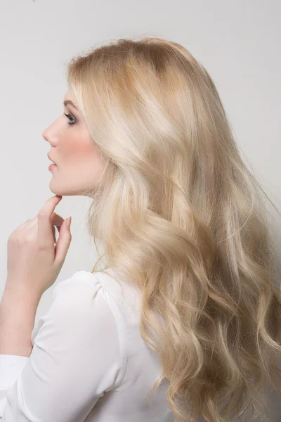 Krásná žena s blond vlasy — Stock fotografie