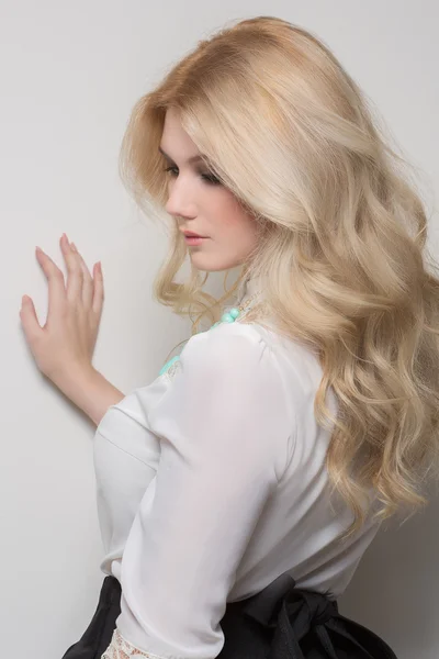 Mulher bonita com cabelo loiro — Fotografia de Stock
