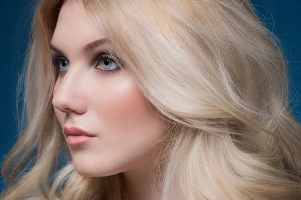 Mulher bonita com cabelo loiro — Fotografia de Stock