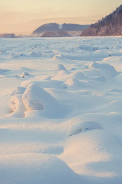 Landschap. weer, sneeuwlaag op de voorgrond — Stockfoto