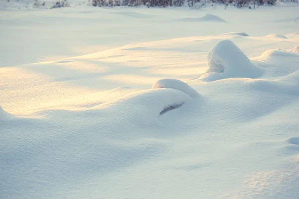 Landschap. weer, sneeuwlaag op de voorgrond — Stockfoto