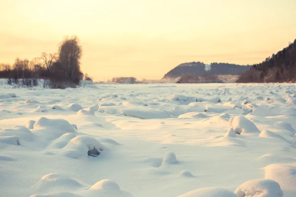 Táj. időjárás, snowdrifts az előtérben — Stock Fotó