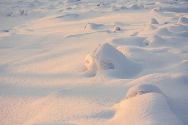 Landschaft. Wetter, Schneeverwehungen im Vordergrund — Stockfoto