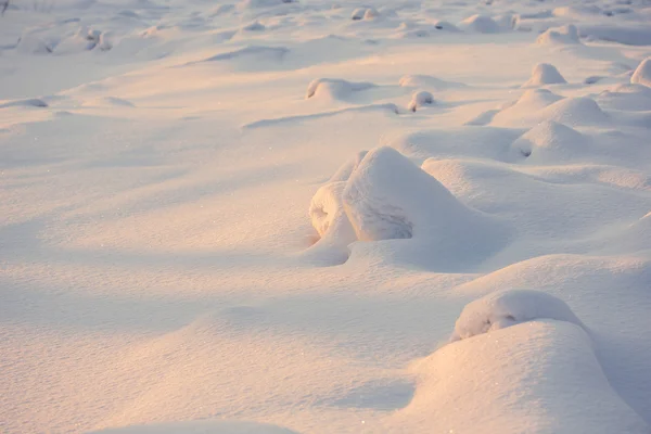 Landschap. weer, sneeuwlaag op de voorgrond — Stockfoto