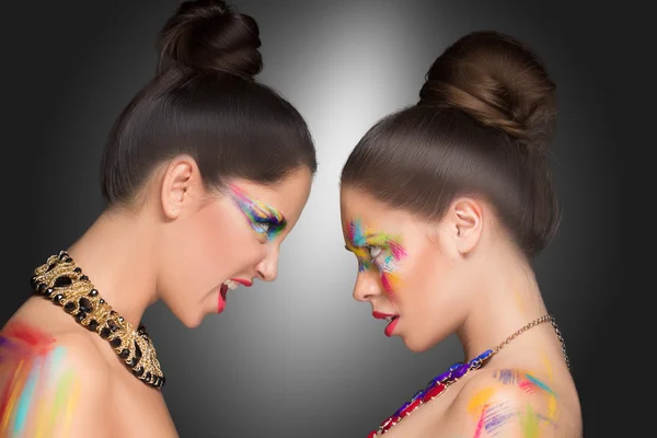 Lányok. make-up színes festék festés, — Stock Fotó