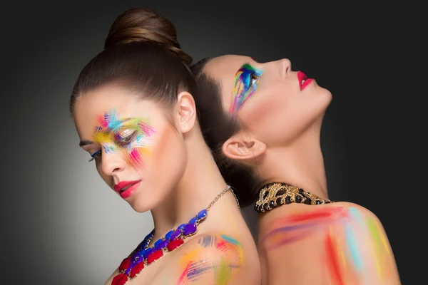 Lányok. make-up színes festék festés, — Stock Fotó