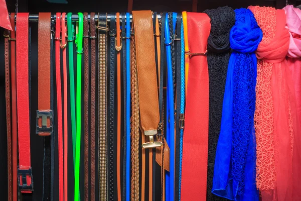 Collection de ceintures colorées sur support — Photo