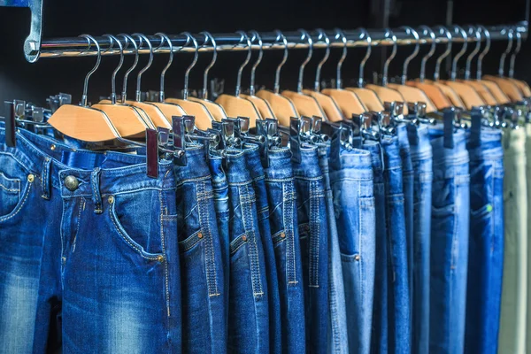 Blå jeans i en butik — Stockfoto