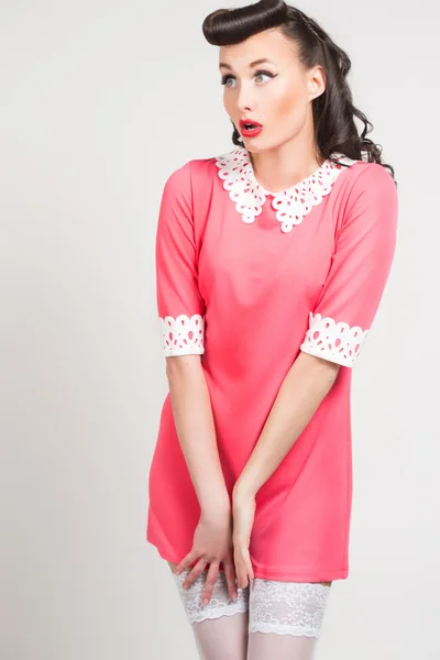 Émotionnel sexy pin-up fille en robe de corail — Photo