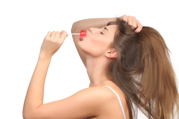 Menina com belo cabelo chupa um pirulito . — Fotografia de Stock