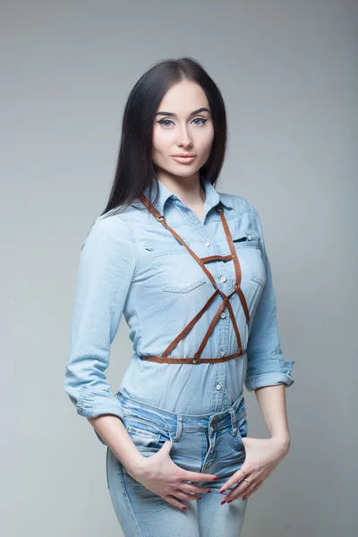 Dívka v džínové košili s popruhy — Stock fotografie
