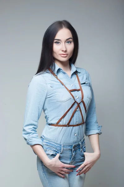 Menina em uma camisa jeans com tiras — Fotografia de Stock