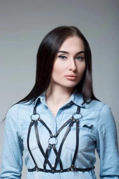 Chica en una camisa de mezclilla con correas — Foto de Stock