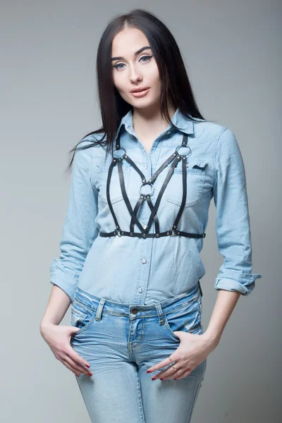 Menina em uma camisa jeans com tiras — Fotografia de Stock