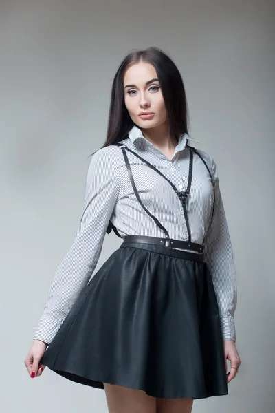 Chica en una falda negra y camisa con correas —  Fotos de Stock