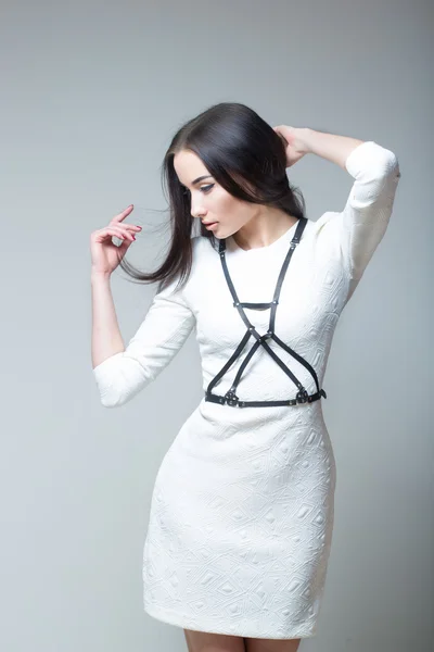 Menina em um vestido branco com tiras — Fotografia de Stock