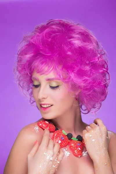 Flicka med rosa hår. ett halsband av godis — Stockfoto
