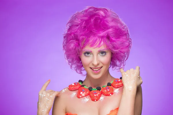 Dziewczyna z różowymi włosami. naszyjnik z cukierków — Zdjęcie stockowe