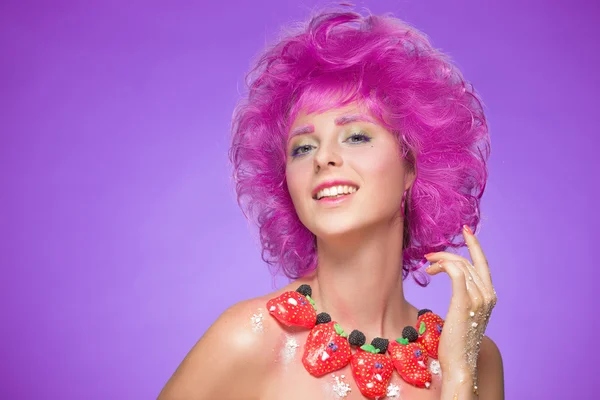 Meisje met roze haren. een ketting van snoep — Stockfoto