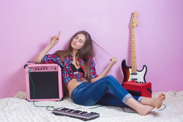 Chica en auriculares escucha música. eléctrico . — Foto de Stock