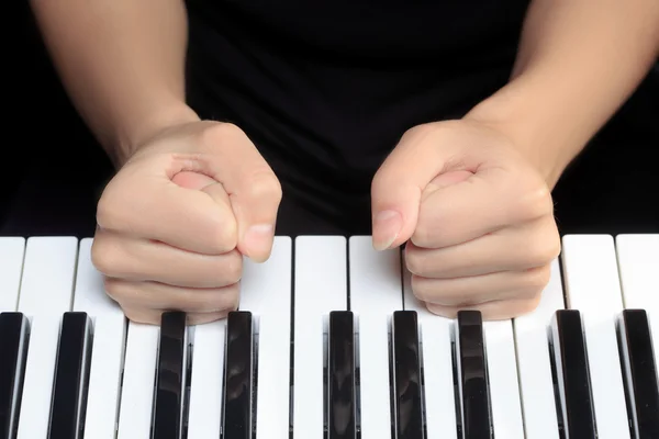 女孩的钢琴键盘上的手 — 图库照片