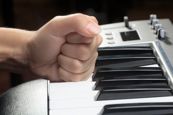 Girls hands on the keyboard of the piano — Stock Photo, Image