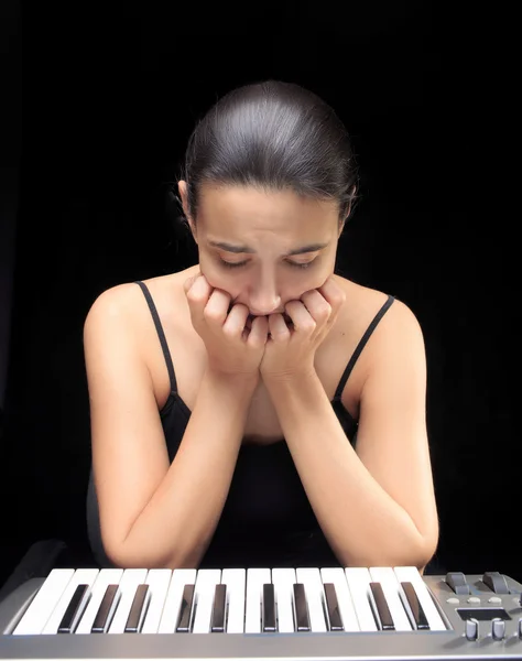 Emotional woman learning to play the piano. — Stock Photo, Image