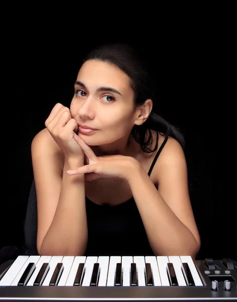 Érzelmi nő megtanulni zongorázni. — Stock Fotó