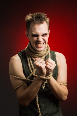 kızgın adam onun boynuna bir ip ile