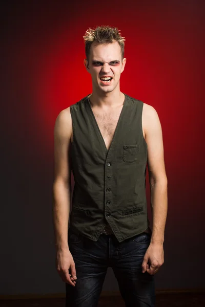 An evil man in a vest. — Stock Photo, Image