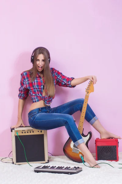 Chica en auriculares escucha música. eléctrico . — Foto de Stock