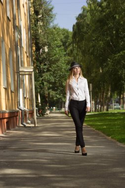 Güzel sarışın beyaz bir bluz ve bir şapka