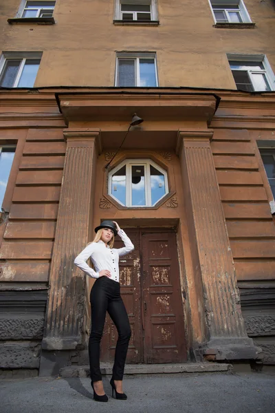 Vakker blondine i hvit bluse og hatt – stockfoto