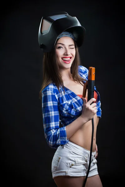 Bela mulher loira sorridente no capacete soldador — Fotografia de Stock