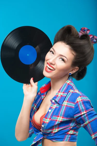 La foto vintage della ragazza che tiene il disco in vinile . — Foto Stock