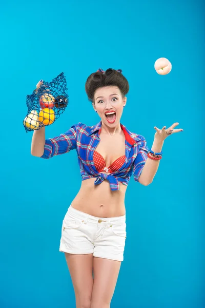 Frau mit Pin-up-Make-up mit einer Tüte Obst — Stockfoto