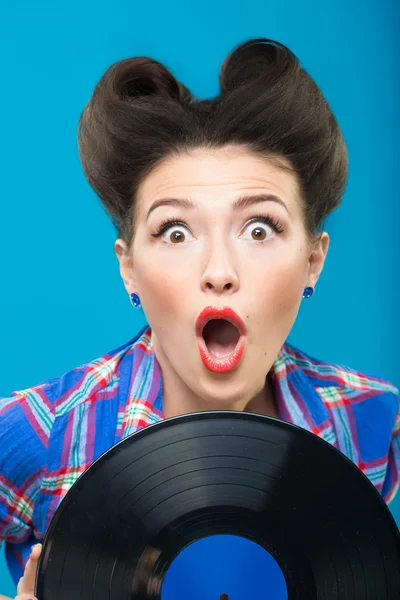 La foto de la vendimia de niña sosteniendo disco de vinilo . — Foto de Stock