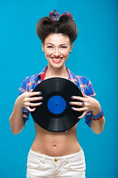 Ročník fotografické dívka drží vinyl záznam. — Stock fotografie