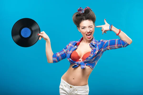 La foto de la vendimia de niña sosteniendo disco de vinilo . — Foto de Stock