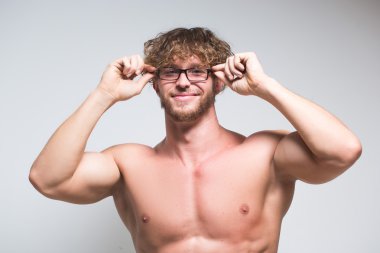 İçinde gözlüklü seksi kaslı erkek modeli