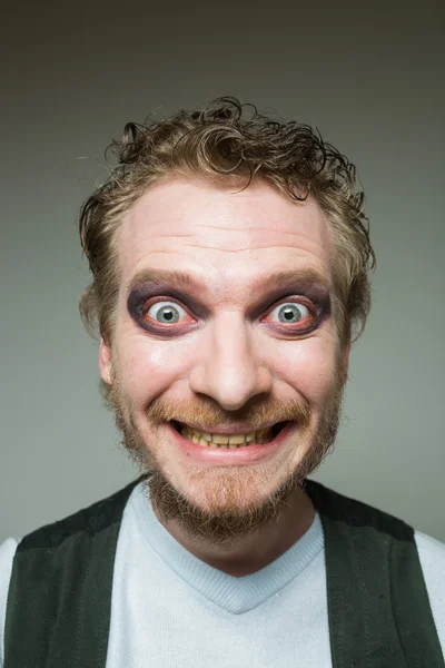 Prortret sonriendo barbudo hombre con maquillaje . — Foto de Stock