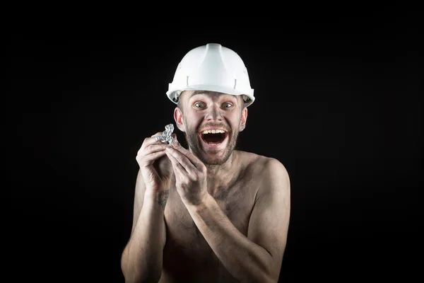 Gelukkig mijnwerker toont een zilveren nugget — Stockfoto